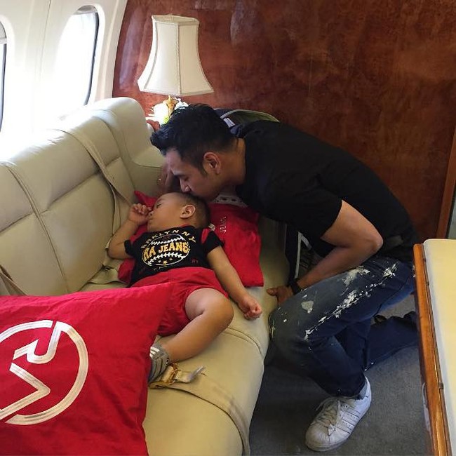 Raffi Ahmad memilih gaya kasual saat bepergian dengan jet pribadi. (Foto: Instagram)