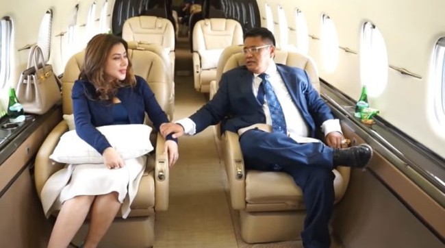 Pengacara kondang Hotman Paris juga tak mau kalah. Bergaya dengan jas necis tetap jadi andalan. (Foto: Instagram)