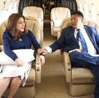 Pengacara kondang Hotman Paris juga tak mau kalah. Bergaya dengan jas necis tetap jadi andalan. (Foto: Instagram)