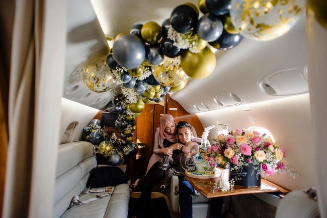 Birthday in style! Rachel Vennya merayakan ulang tahun suaminya, Niko Al Hakim, di jet pribadi yang telah didekorasi khusus. (Foto: Instagram)