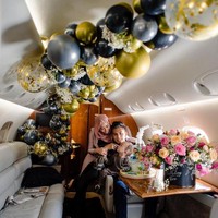 Birthday in style! Rachel Vennya merayakan ulang tahun suaminya, Niko Al Hakim, di jet pribadi yang telah didekorasi khusus. (Foto: Instagram)