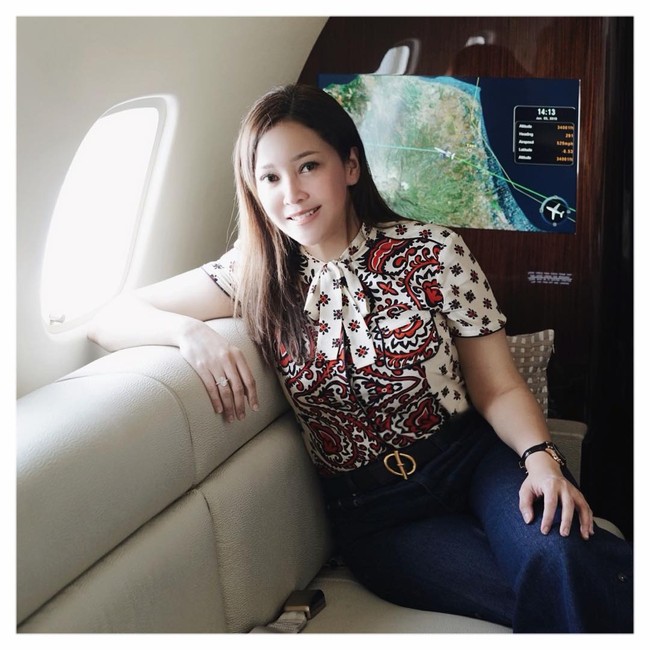 Perpaduan blus pussy-boy Valentino dan celana high-waisted menjadi andalan Maia Estianty saat terbang dengan jet pribadi. Cantik dan elegan. (Foto: Instagram)