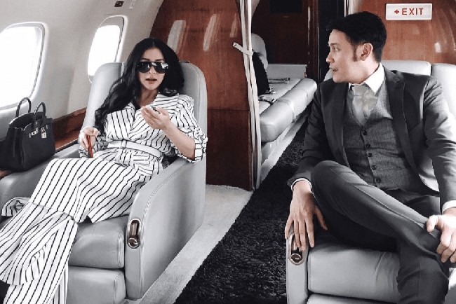 Nikita Willy menggunakan jet pribadi untuk syuting film Gasing Tengkorak. Ia tampil elegan dengan setelan monogram dan tas Hermes. (Foto: Instagram)