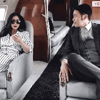 Nikita Willy menggunakan jet pribadi untuk syuting film Gasing Tengkorak. Ia tampil elegan dengan setelan monogram dan tas Hermes. (Foto: Instagram)