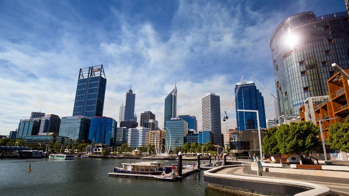 Gegara Satu Orang Positif COVID-19, Perth Langsung Lockdown Kota Perth dan sejumlah wilayah lainnya di Australia Barat memberlakukan lockdown sejak hari Minggu kemarin (31/01), setelah ditemukan satu kasus positif COVID-19.