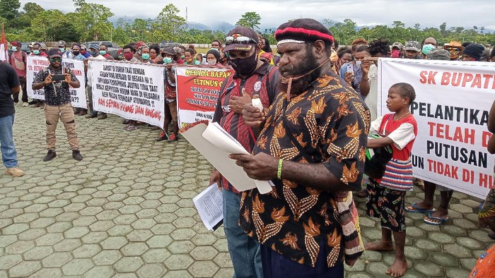 Geruduk Kantor Bupati Mimika, Massa Tuntut 9 Kepala Kampung Terpilih Dilantik (Foto: Saiman/detikcom)