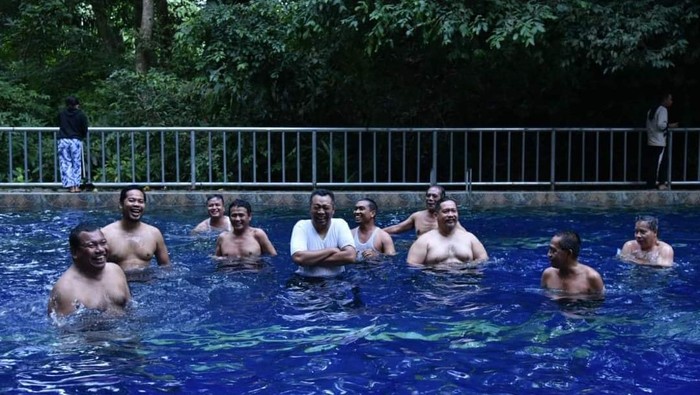 Gubernur NTB H Zulkieflimansyah bersama sejumlah pejabat berenang di kolam renang tanpa mematuhi protokol kesehatan COVID-19.