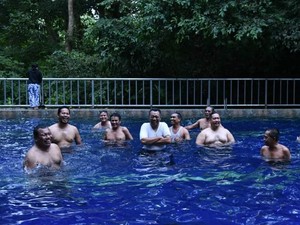 Komentar Tak Santai DPRD Gara-gara Gubernur NTB Berenang Ramai-ramai