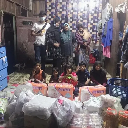 Miris! Ibu Mengais Sisa Makanan di Tong Sampah agar Anaknya Tak Kelaparan