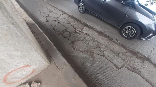 Jalan Kalimalang, depan Pasar Sumber Arta Kota Bekasi amblas 10 cm.