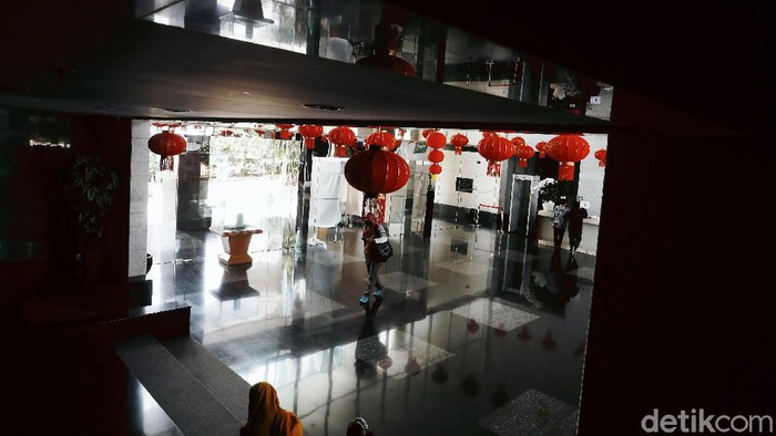 Jelang Imlek, Kantor Kemenag Dihiasi Lampion Jelang perayaan Tahun Baru China atau Imlek yang jatuh pada 12 Februari 2021, Kantor Kementerian Agama (Kemenag) Republik Indonesia bersolek dengan menghiasi lampu lampion dan pohon keberuntungan.