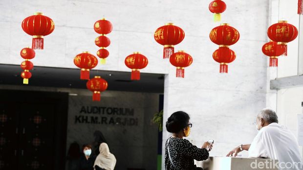 Jelang perayaan Tahun Baru China atau Imlek yang jatuh pada 12 Februari 2021, Kantor Kementerian Agama (Kemenag) Republik Indonesia bersolek dengan menghiasi lampu lampion dan pohon keberuntungan.