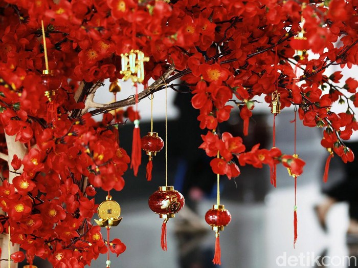 Jelang perayaan Tahun Baru China atau Imlek yang jatuh pada 12 Februari 2021, Kantor Kementerian Agama (Kemenag) Republik Indonesia bersolek dengan menghiasi lampu lampion dan pohon keberuntungan.