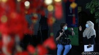 Dua orang pengunjung berbincang di kantor Kemenag yang telah bersolek jelang Imlek. Mereka berbincang dengan tetap menerapkan protokol kesehatan seperti pakai masker dan jaga jarak.