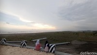 Beberapa wisatawan pun dibuat terbuai oleh pemandangan sunset cantik di sini. Di tempat ini kita bisa dengan mudah mendapat latar langit jingga.