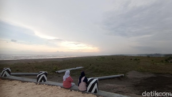 Beberapa wisatawan pun dibuat terbuai oleh pemandangan sunset cantik di sini. Di tempat ini kita bisa dengan mudah mendapat latar langit jingga. Beberapa wisatawan pun dibuat terbuai oleh pemandangan sunset cantik di sini. Di tempat ini kita bisa dengan mudah mendapat latar langit jingga.