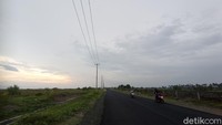 Untuk menuju jembatan Karangtirta ini relatif mudah, dari pantai barat Pangandaran terus melaju ke arah barat menuju Cikembulan. Dari pertigaan Cikembulan lurus terus menyusuri jalan pinggir pantai yang baru saja selesai dibangun.