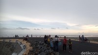 Meski jembatan itu belum benar-benar siap pakai, malah pembangunannya baru setengah jalan, tetapi wisatawan lokal sudah ada beberapa yang berkunjung ke spot ini.