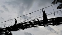 Jembatan penghubung antara Kabupaten Garut dan Kabupaten Tasikmalaya tersebut rusak akibat faktor usia.  