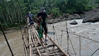 Jembatan rusak tersebut akhirnya menghambat aktivitas warga untuk akses mendapatkan fasilitas kesehatan, pendidikan, dan menjual hasil bumi.