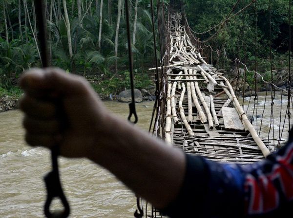 Potret Jembatan Rawayan yang Rusak di Garut