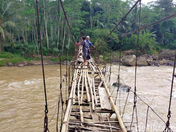 Jembatan Rawayan tak kunjung diperbaiki meski sudah rusak parah