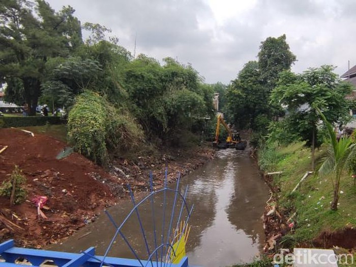 Kali Baru Cijantung yang mengalir di Tugu, Cimanggis, Depok, mulai bersih, 1 Februari 2021. (Taufieq Renaldi Arfiansyah/detikcom)