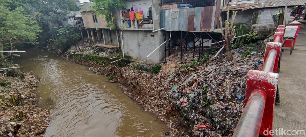 Kali Baru Timur (Kali Baru Cijantung) terus dibersihkan. Pemandangan 1 Februari 2021. (Taufieq Renaldi Arfiansyah/detikcom)