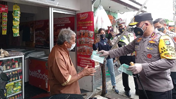 Kapolda Metro Jaya Irjen Fadil Imran bagi-bagi masker di pasar kaget Pancoran