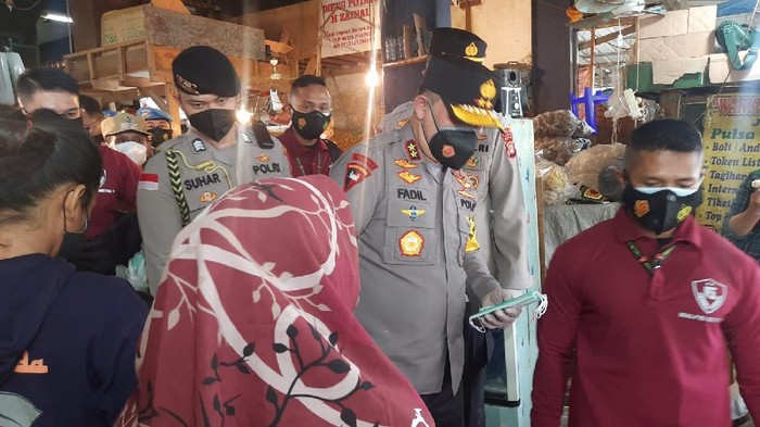 Kapolda Metro Jaya Irjen Fadil Imran bagi-bagi masker di Pasar Senen