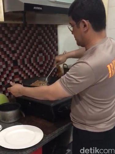 Kapolda Sulawesi Selatan Ternyata Jago Bikin Nasi Goreng