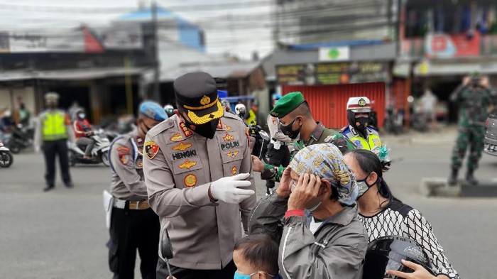 Kapolres Jakpus Kombes Hengki Haryadi bagikan masker ke pengendara motor di Kemayoran