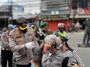 Polisi Bagi-bagi Masker di Jakpus, Pemotor Panik Mengira Ada Razia