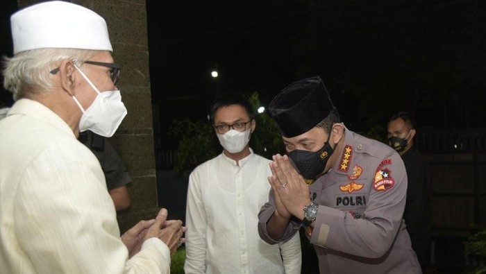 Kapolri Jenderal Listyo Sigit Prabowo melakukan kunjungan ke kediaman Ketua Umum Majelis Ulama Indonesia (MUI) K.H. Miftachul Akhyar