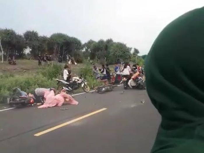 Video pembalap liar menabrak dua pengendara motor viral di media sosial. Polisi masih melacak keberadaan pembalap liar dan korban yang ditabrak tersebut.