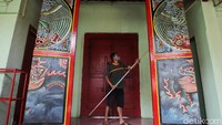 Pengurus membersihkan tempat peribadatan di Klenteng Poncowinatan, Yogyakarta.