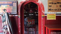 Mulai dari lantai hingga ornamen di dalam klenteng dibersihkan jelang perayaan Imlek.