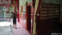 Klenteng dibersihkan untuk memberikan kenyamanan kepada jemaat yang beribadah saat perayaan Imlek nanti.