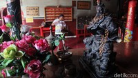 Klenteng mulai berbenah dan mempersiapkan diri sebelum ramai dikunjungi oleh warga Tionghoa untuk beribadah.
