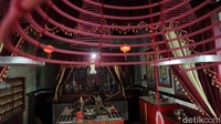 Debu-debu yang menempel pada dinding dibersihkan menggunakan sapu.