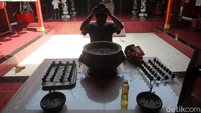 Klenteng Dipowinatan Bersolek Jelang Imlek Pengurus membersihkan tempat peribadatan di Klenteng Poncowinatan, Yogyakarta, Senin (1/2/2021). Pengurus Klenteng Poncowinatan mulai melakukan persiapan jelang hari raya Tahun Baru Imlek 2572.