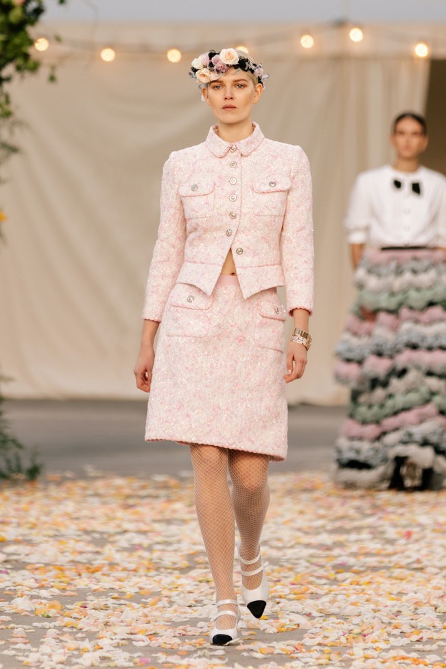 Fashion show koleksi terbaru Chanel Couture Spring/Summer 2021 yang mengusung tema pesta pernikahan digelar di Grand Palais, Paris, Prancis. Foto: dok. Chanel.