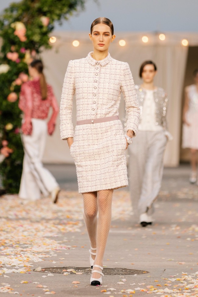 Fashion show koleksi terbaru Chanel Couture Spring/Summer 2021 yang mengusung tema pesta pernikahan digelar di Grand Palais, Paris, Prancis. Foto: dok. Chanel.