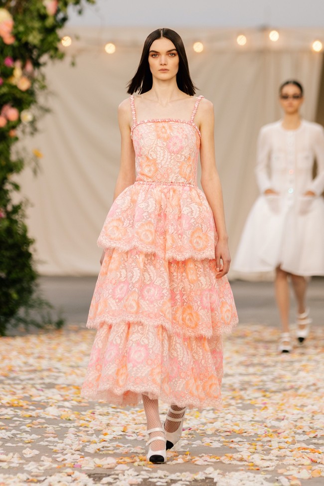Fashion show koleksi terbaru Chanel Couture Spring/Summer 2021 yang mengusung tema pesta pernikahan digelar di Grand Palais, Paris, Prancis. Foto: dok. Chanel.