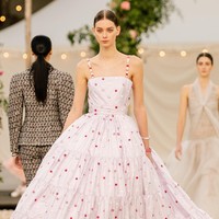 Fashion show koleksi terbaru Chanel Couture Spring/Summer 2021 yang mengusung tema pesta pernikahan digelar di Grand Palais, Paris, Prancis. Foto: dok. Chanel.