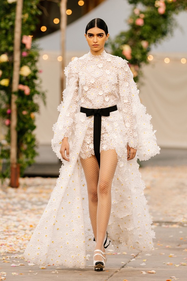 Fashion show koleksi terbaru Chanel Couture Spring/Summer 2021 yang mengusung tema pesta pernikahan digelar di Grand Palais, Paris, Prancis. Foto: dok. Chanel.