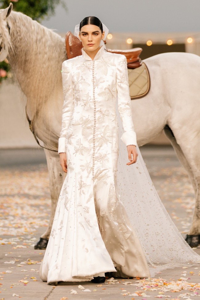 Fashion show koleksi terbaru Chanel Couture Spring/Summer 2021 yang mengusung tema pesta pernikahan digelar di Grand Palais, Paris, Prancis. Foto: dok. Chanel.