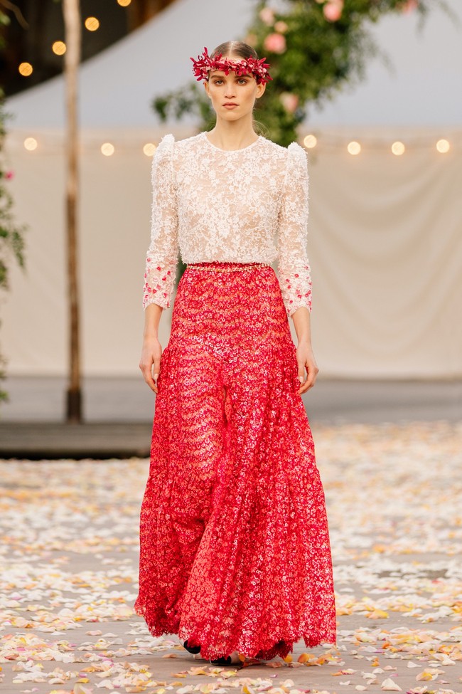 Fashion show koleksi terbaru Chanel Couture Spring/Summer 2021 yang mengusung tema pesta pernikahan digelar di Grand Palais, Paris, Prancis. Foto: dok. Chanel.