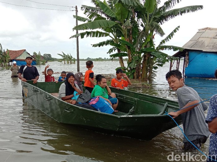 Kondisi banjir akibat meluapnya Sungai Wulan, Kudus, Senin (1/2/2021).