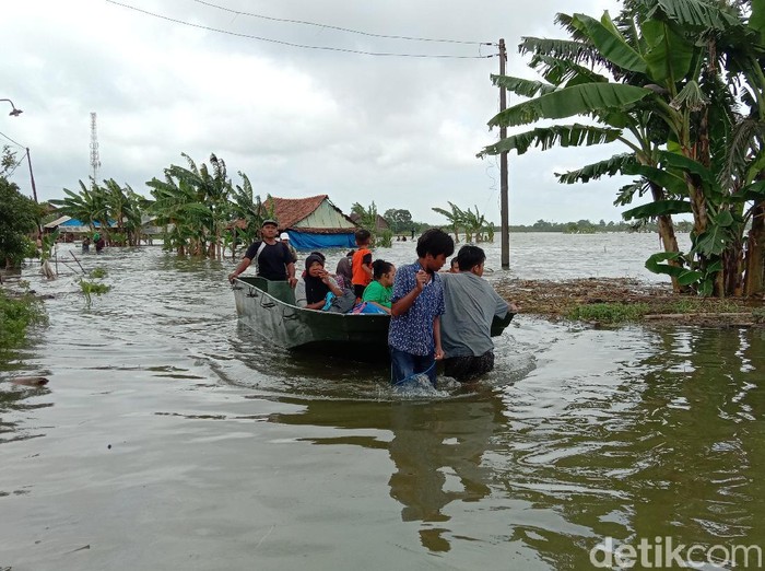 Kondisi banjir akibat meluapnya Sungai Wulan, Kudus, Senin (1/2/2021).